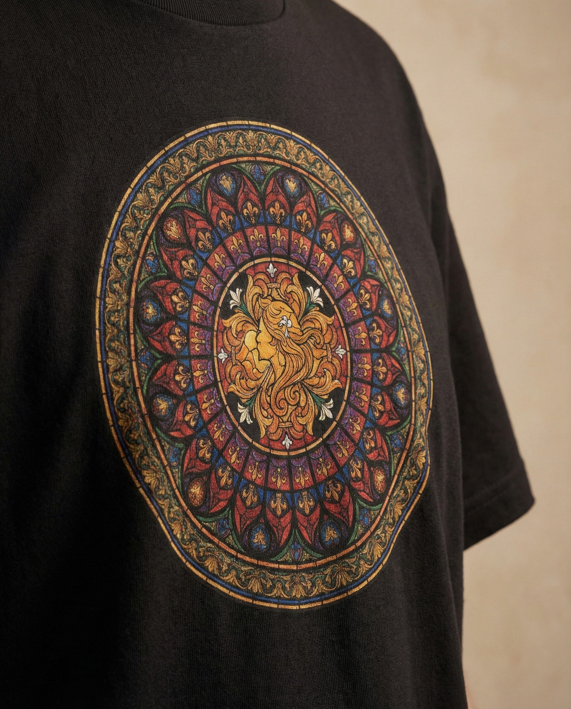 Aurulu Sancta Aurelia oversized men's T-shirt with a printed design, showcasing a comfortable fit and stylish casual look.